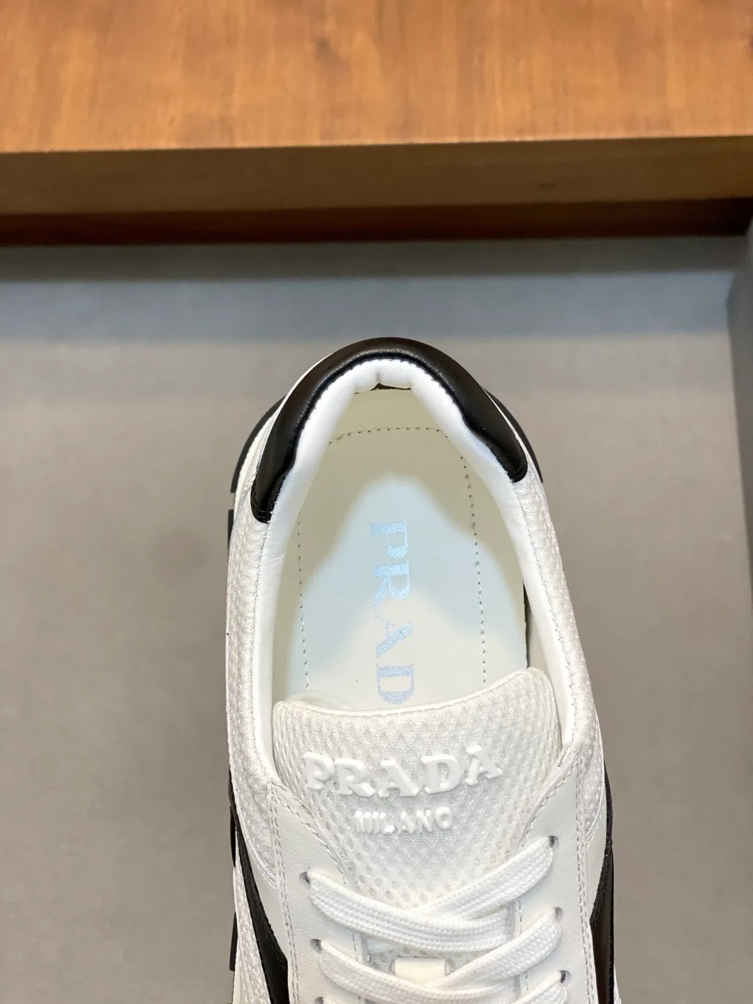 Men's shoes 💰740 Prada men's new lace-up sports and casual shoes. This upper is made of imported calfskin stitching. The tongue is P's classic bronzing lougou. The lining is made of calfskin for the feet. The outsole is made of non-slip sports exclusive rubber outsole with logo. It feels good on the foot. It is fashionable and fashionable. It has a standard sports version and looks very good on the foot! Comes with original box and dust bag! L leather shoe size: 39/40/41/42/43/44 original box packaging + dust bag